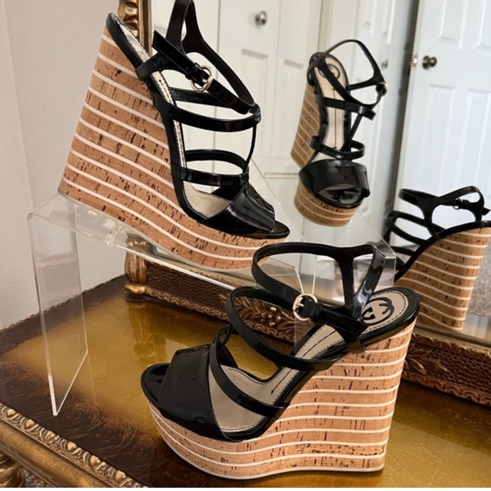 GUCCI INTERLOCKING G LOGO PATENT LEATHER ESPADRILLES